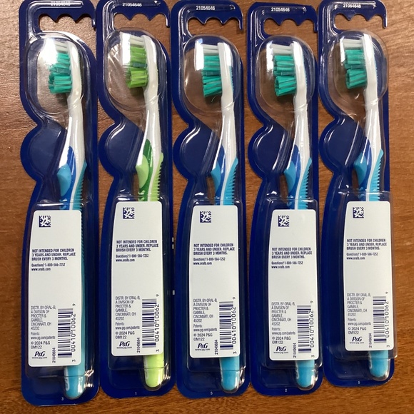 Oral B Medium Advanced Whitening Manual Toothbrush Bundle NEW - Picture 6 of 10